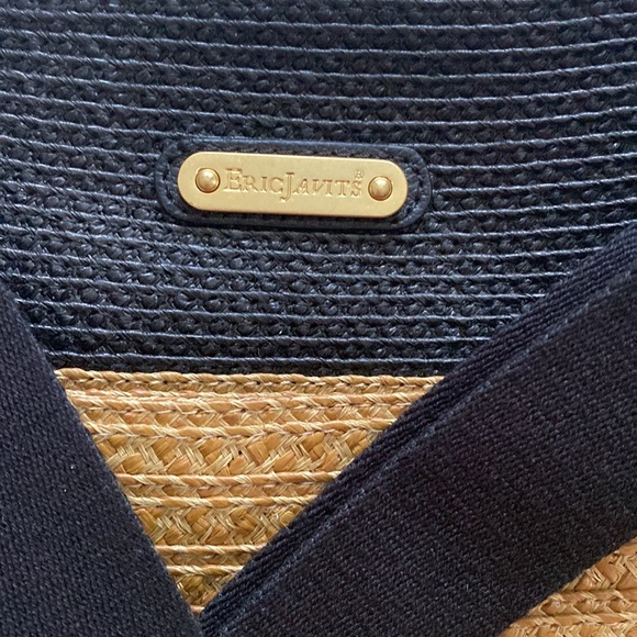 Eric Javits Crossbody. Tan/Black Woven Material. - Picture 2 of 13